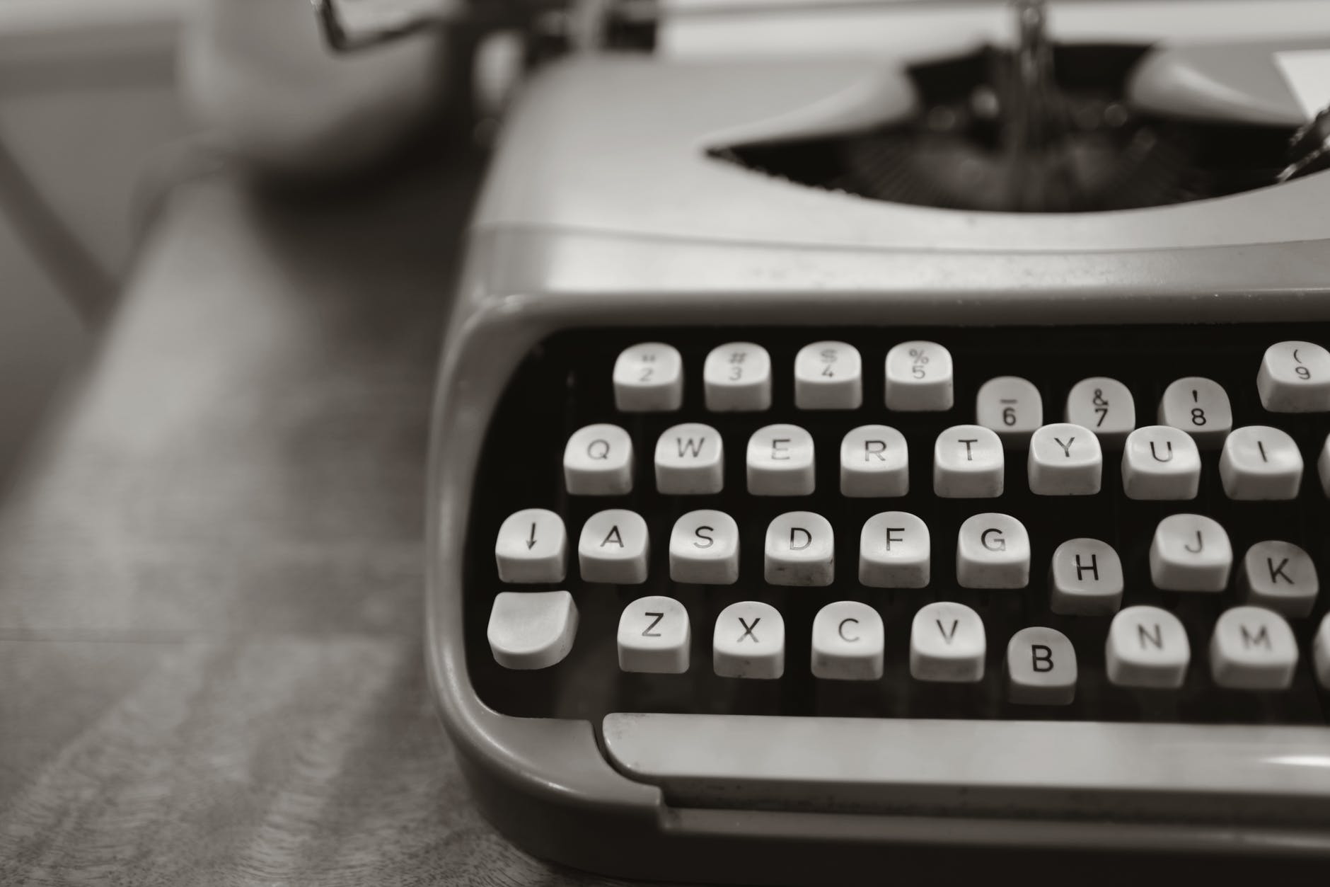 close up photo of gray typewriter copywriting traducción al español maquina de escribir